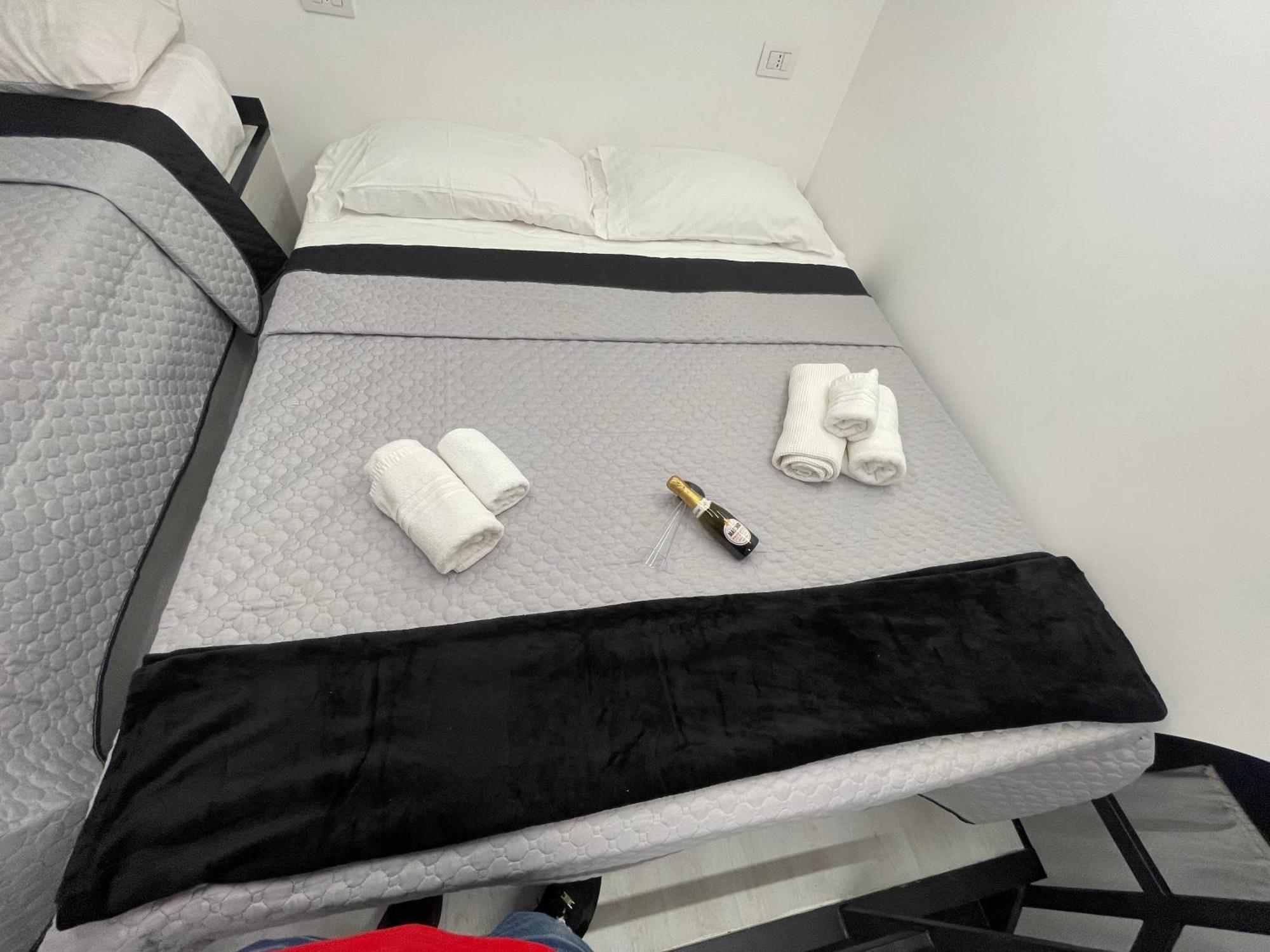 Lux House Naples Airport Hotel ภายนอก รูปภาพ