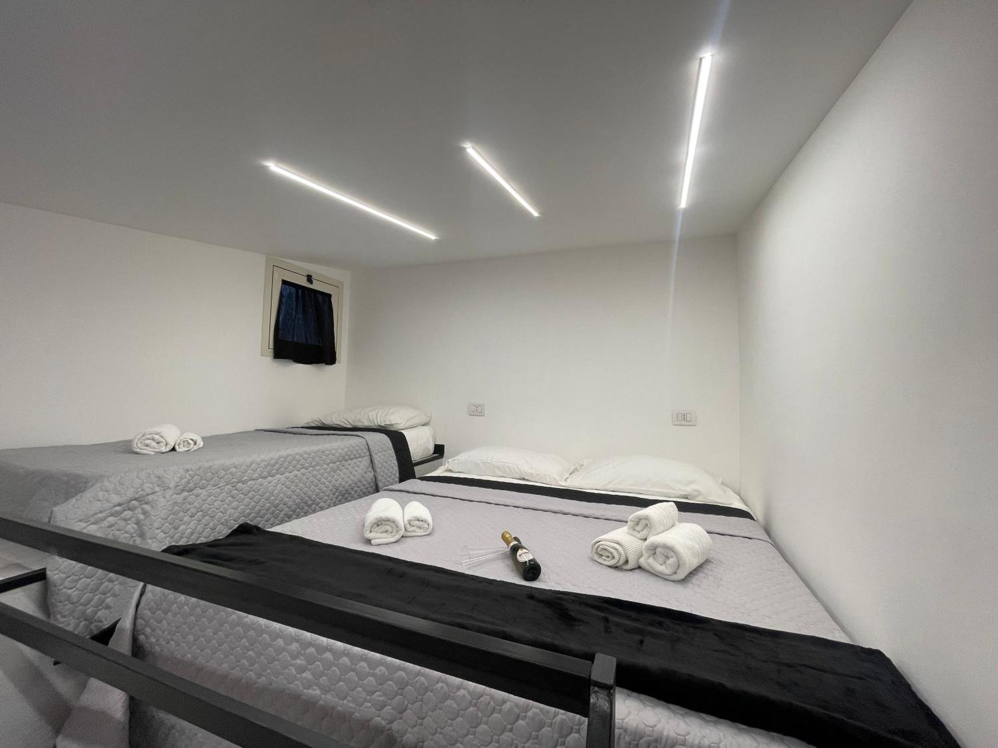 Lux House Naples Airport Hotel ภายนอก รูปภาพ