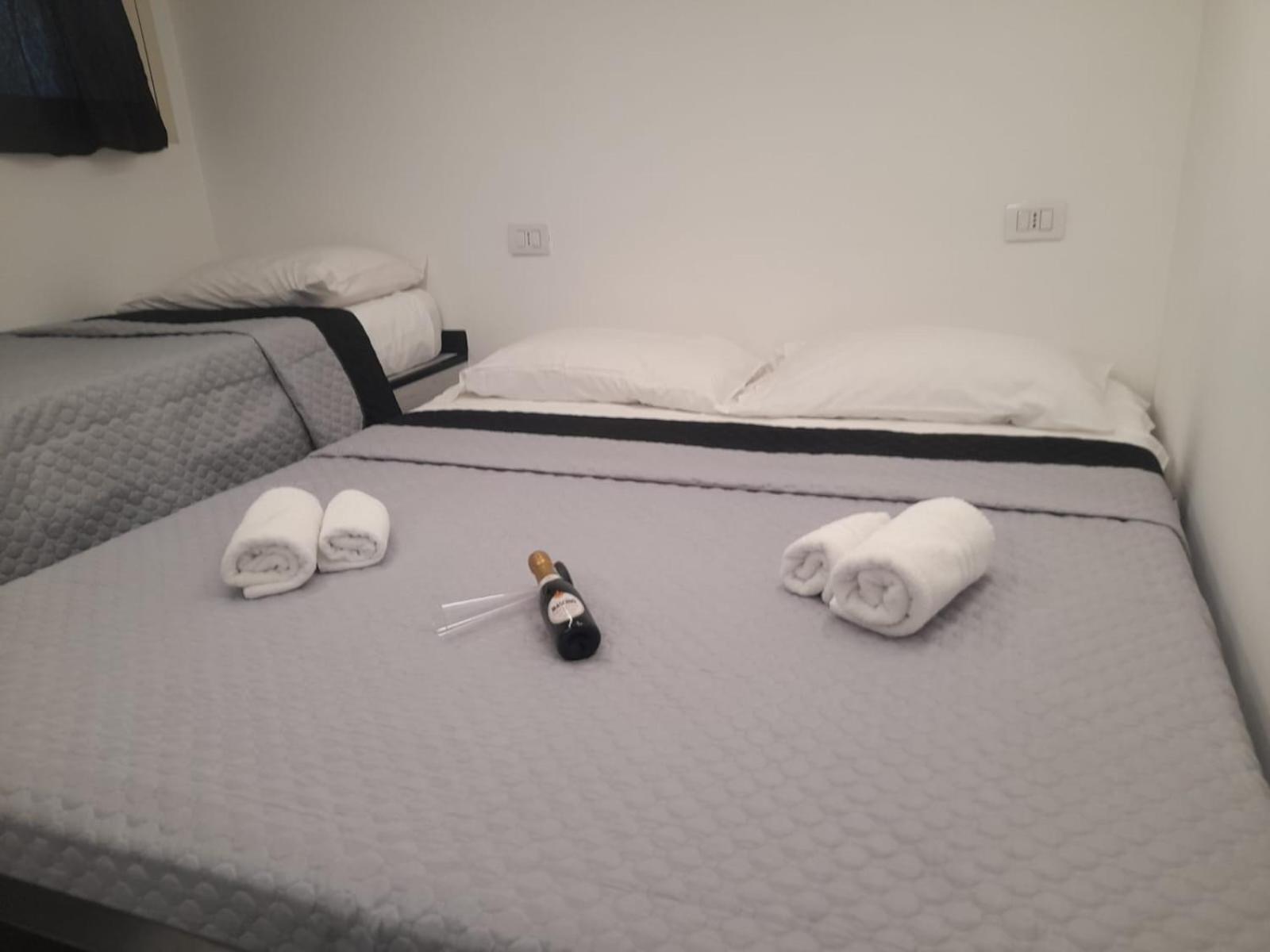 Lux House Naples Airport Hotel ภายนอก รูปภาพ