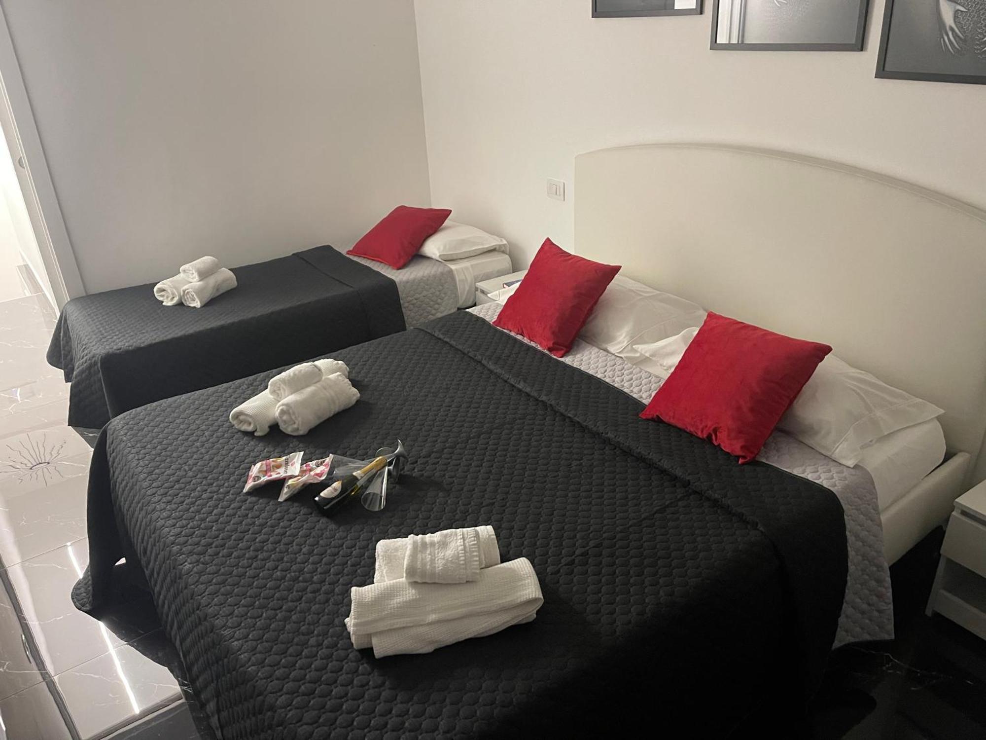 Lux House Naples Airport Hotel ภายนอก รูปภาพ
